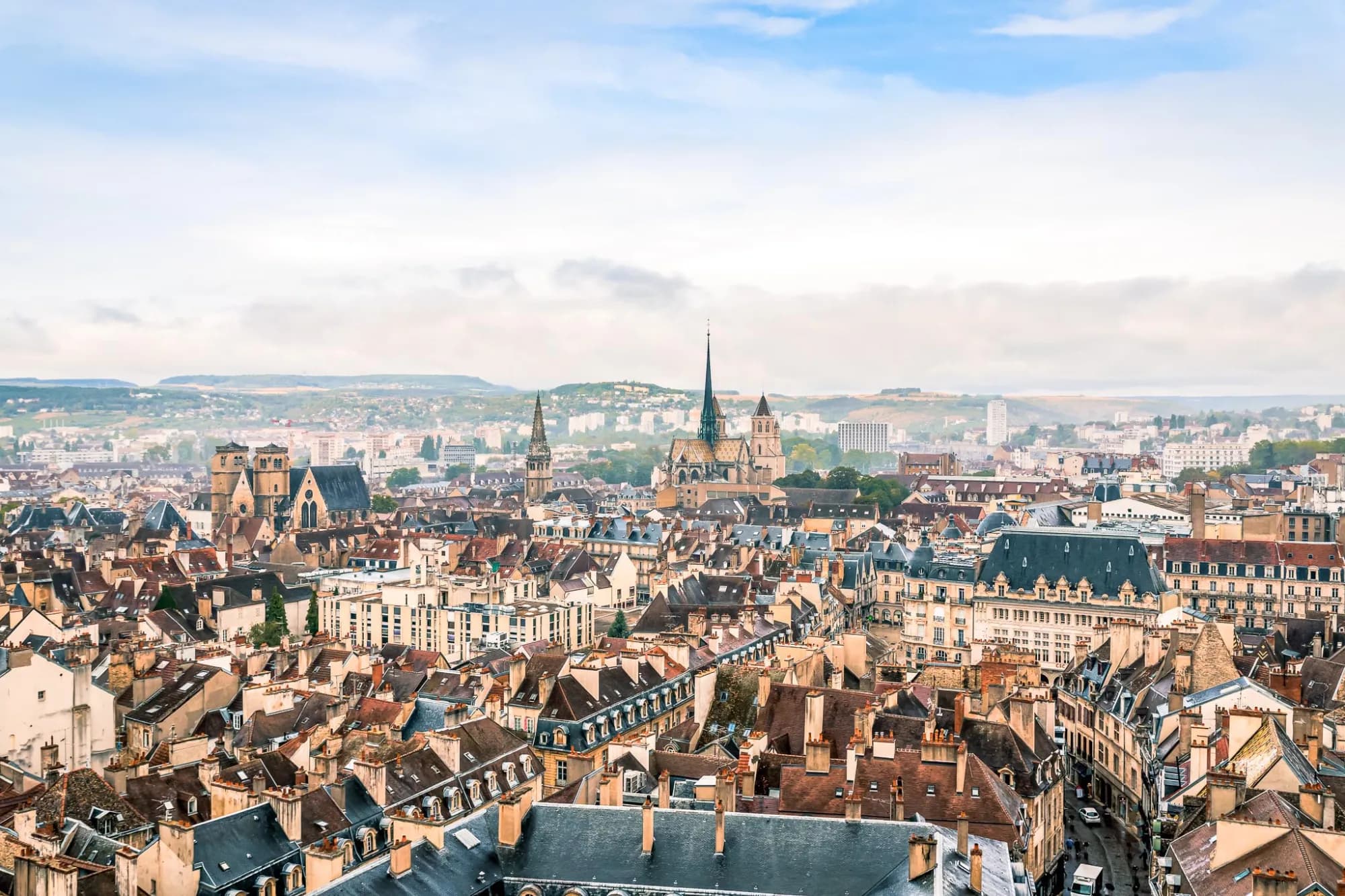 Les toits de Dijon et la flèche de la cathédrale Saint-Bénigne